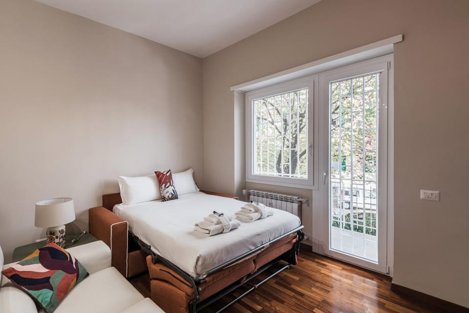 Bed, Living room, Photo of the whole room, Time of day, towels