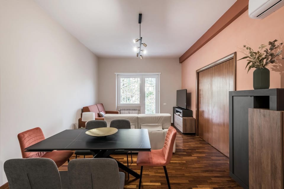 TV and multimedia, Living room, Seating area, Dining area