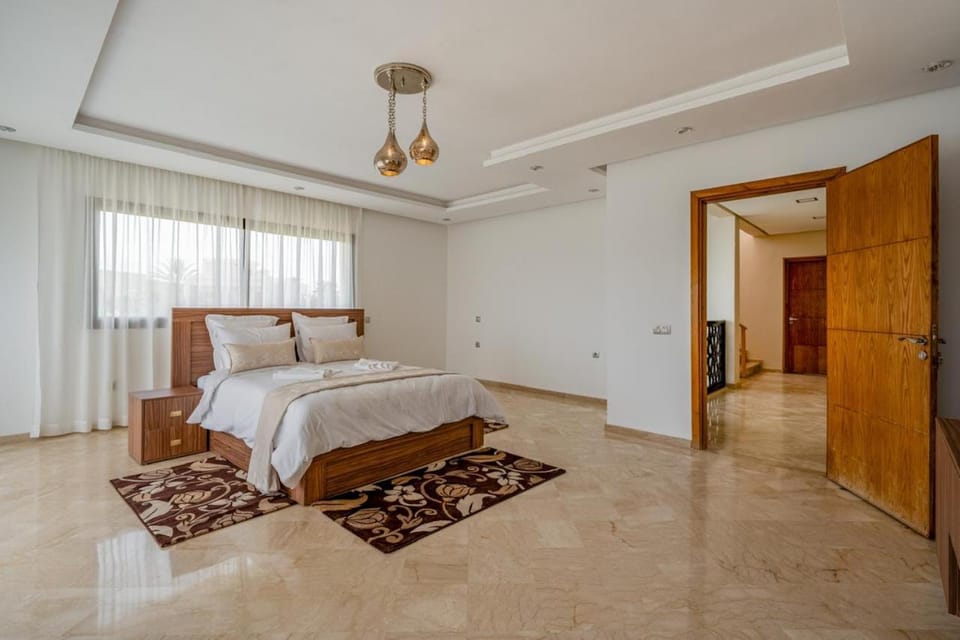 Golf Resort 4BR Villa Heated Pool Free Pickup Villa in Marrakesh
