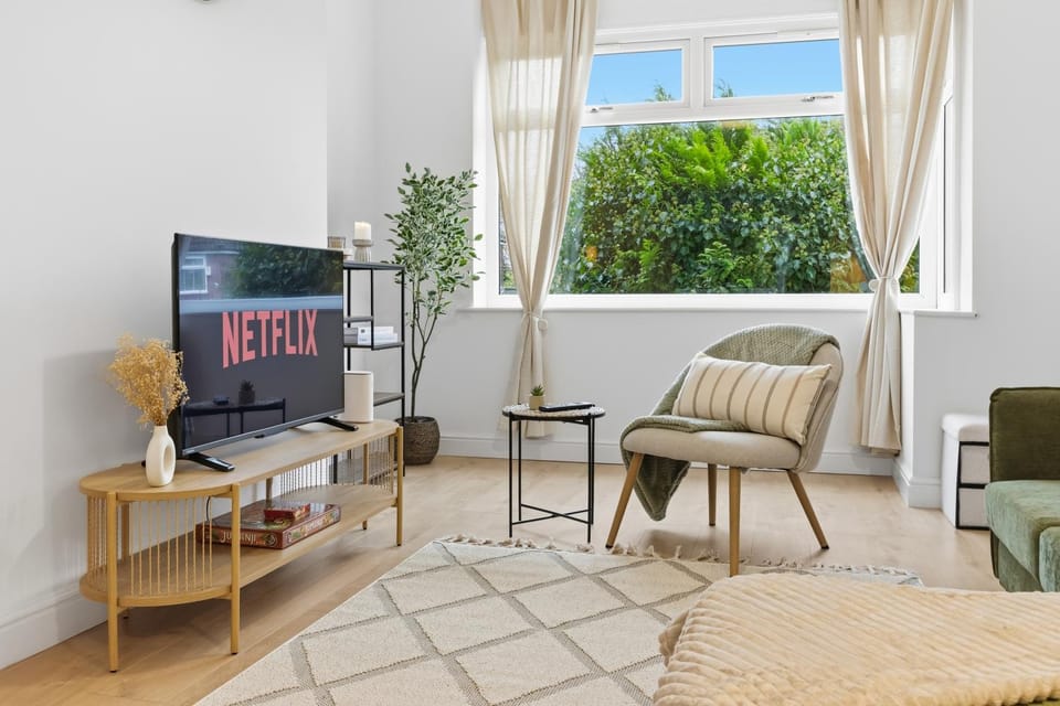 Communal lounge/ TV room, TV and multimedia, Living room, Seating area, Evening entertainment