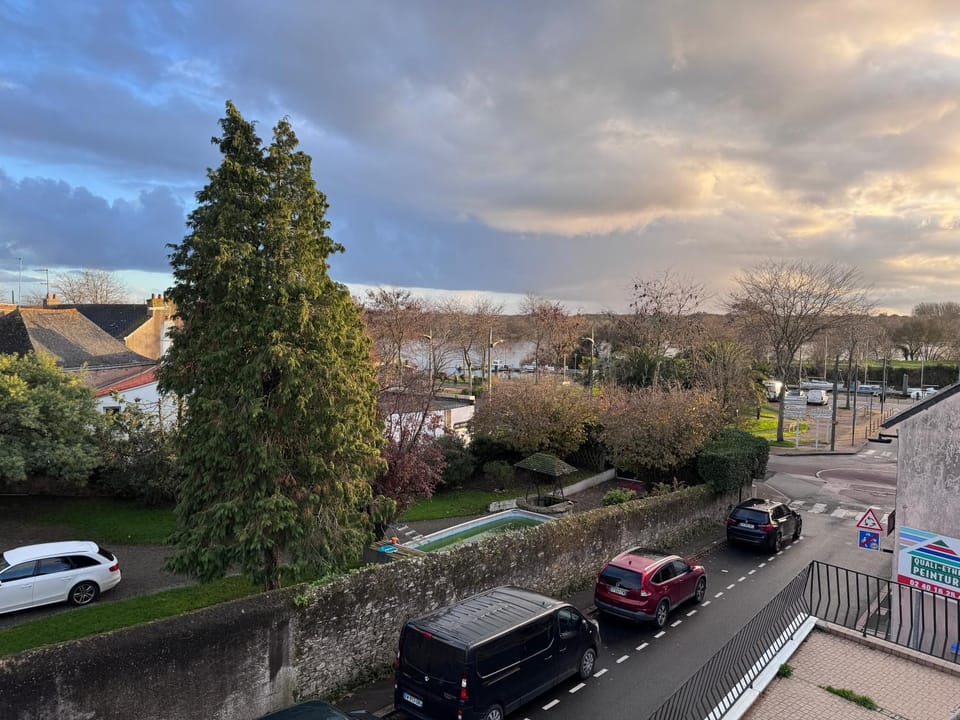 Neighbourhood, Natural landscape, Street view, Location