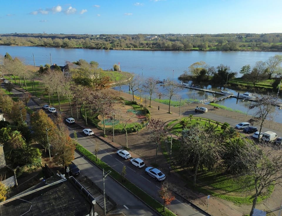 Nearby landmark, Spring, Neighbourhood, Natural landscape, Bird's eye view, City view, River view, Street view, Parking