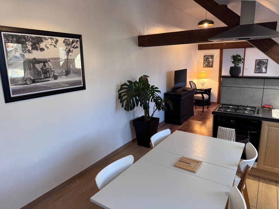 Communal lounge/ TV room, TV and multimedia, Kitchen or kitchenette, Living room, Seating area, Dining area