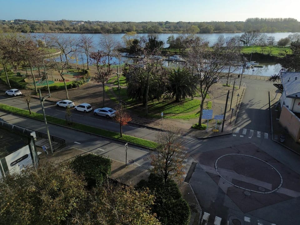 Neighbourhood, Natural landscape, River view, Street view, Location, Parking