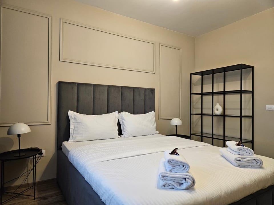 Bed, Photo of the whole room, Bedroom, towels