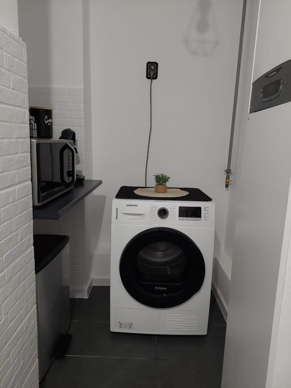 Kitchen or kitchenette, dryer