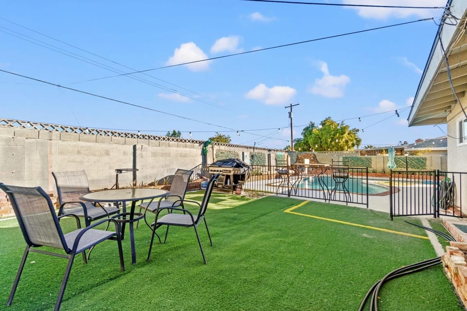 Pool & Fire Pits • Pet Friendly • 2 BR Home House in Las Vegas