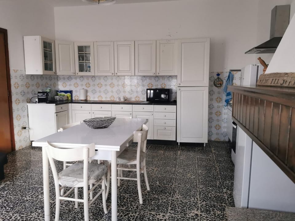 Kitchen or kitchenette, Dining area, pet friendly, stove