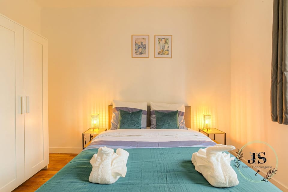 Bed, Photo of the whole room, Bedroom, towels