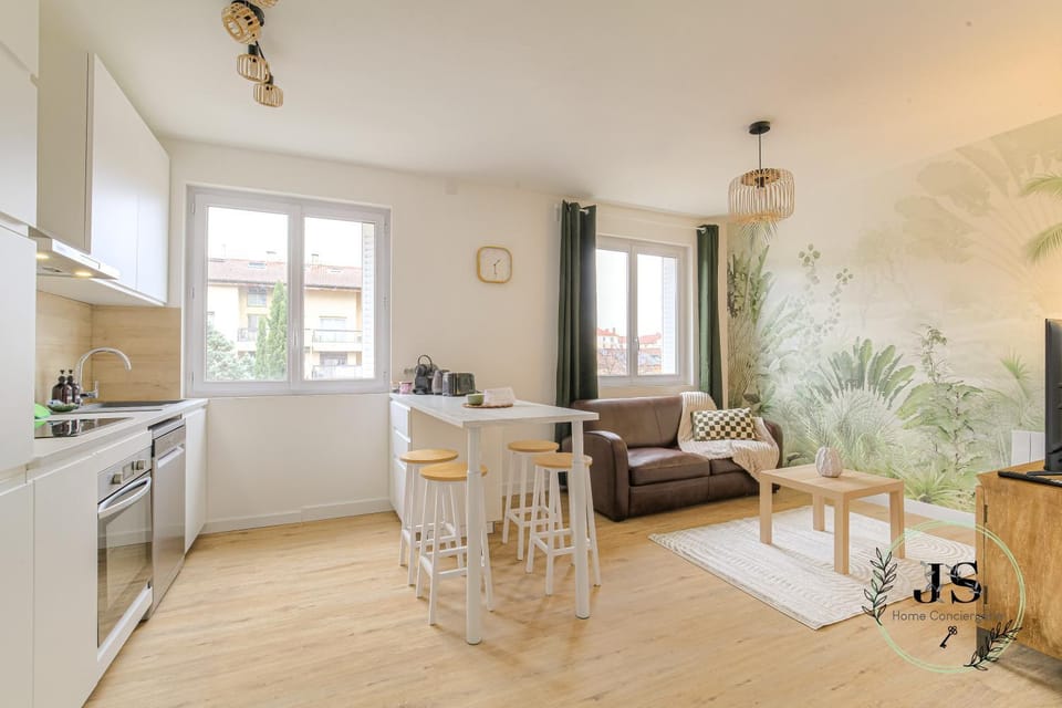 TV and multimedia, Kitchen or kitchenette, Living room, Dining area, stove