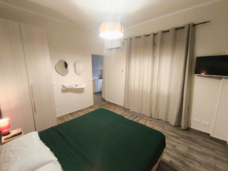 Bed, TV and multimedia, Photo of the whole room, Bedroom, wardrobe