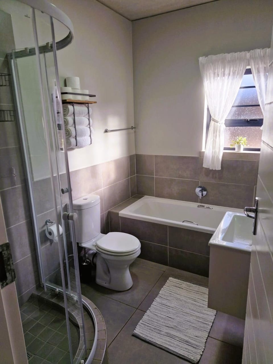 Shower, Toilet, Bathroom, Bath, towels