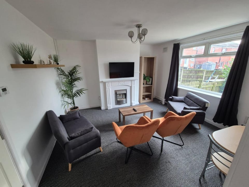 Communal lounge/ TV room, TV and multimedia, Living room, Seating area, Evening entertainment