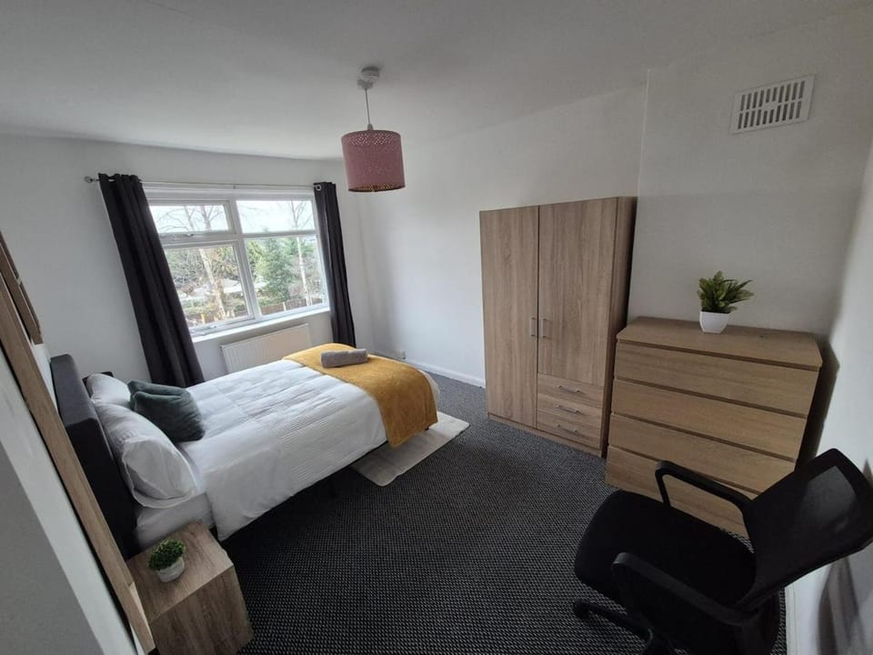 Bed, Photo of the whole room, wardrobe