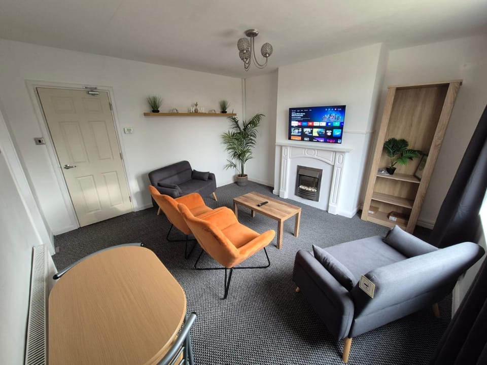 Communal lounge/ TV room, TV and multimedia, Living room, Seating area, Evening entertainment