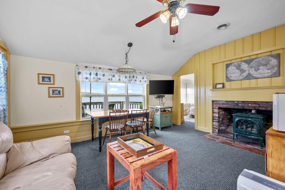 Peaceful Covefront Cottage Retreat in Eastham House in Orleans