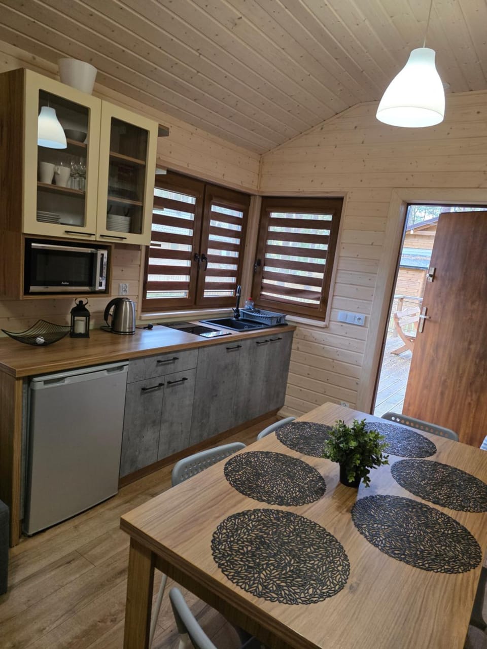 Kitchen or kitchenette, Dining area, oven, pet friendly, stove