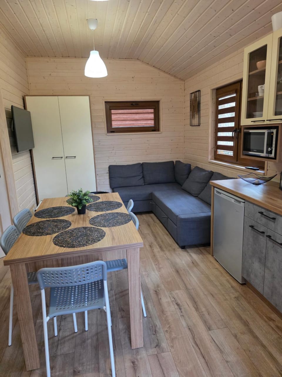 TV and multimedia, Kitchen or kitchenette, Living room, Seating area, Dining area, oven, pet friendly, stove