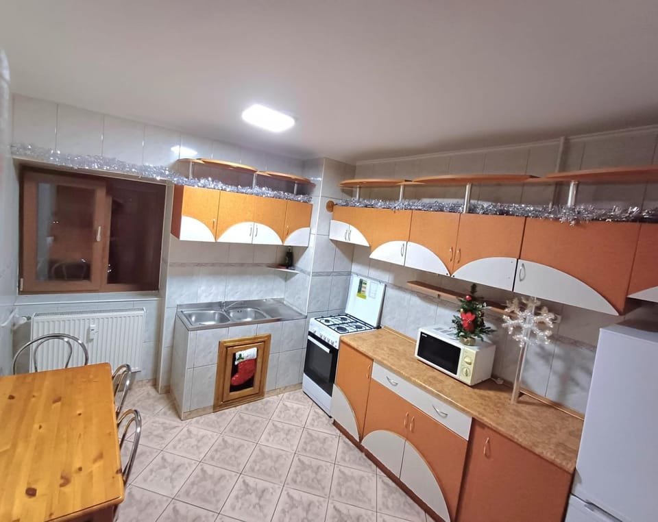 Kitchen or kitchenette, Dining area, minibar, oven