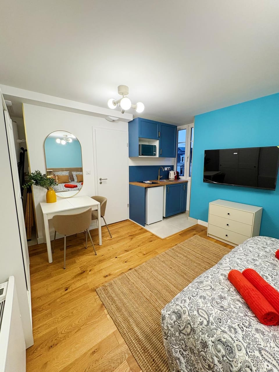 Kitchen or kitchenette, Dining area, Bedroom