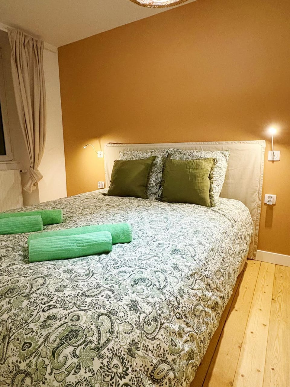 Bed, Photo of the whole room, Bedroom, towels