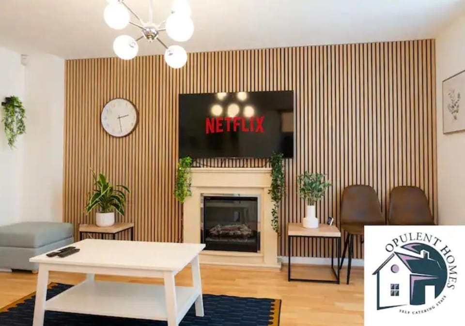 TV and multimedia, Living room, Seating area, fireplace