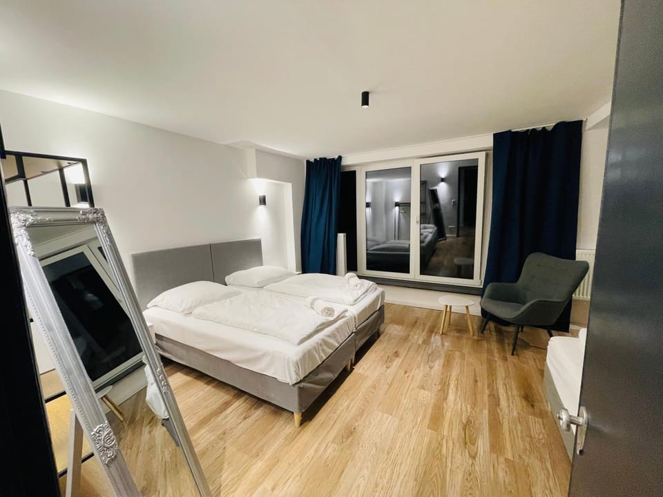 Bed, Photo of the whole room, Seating area, Bedroom