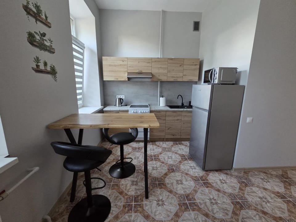 Coffee/tea facilities, Kitchen or kitchenette, Dining area, microwave, stove