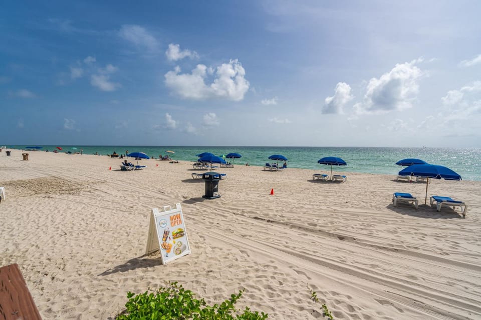 Beachfront Resort Studio with 2 Queen beds, Balcony & Pool Apartment in Sunny Isles Beach