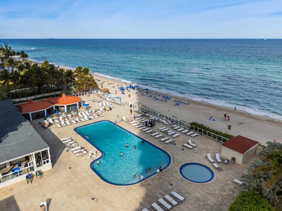 Beachfront Resort Studio with 2 Queen beds, Balcony & Pool Apartment in Sunny Isles Beach