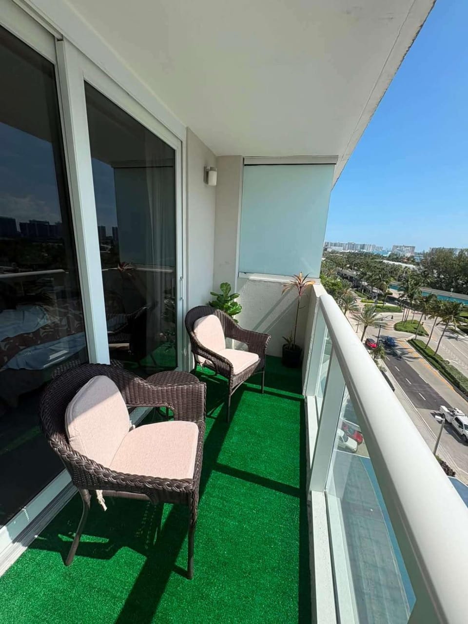 Beachfront Resort Studio with 2 Queen beds, Balcony & Pool Apartment in Sunny Isles Beach