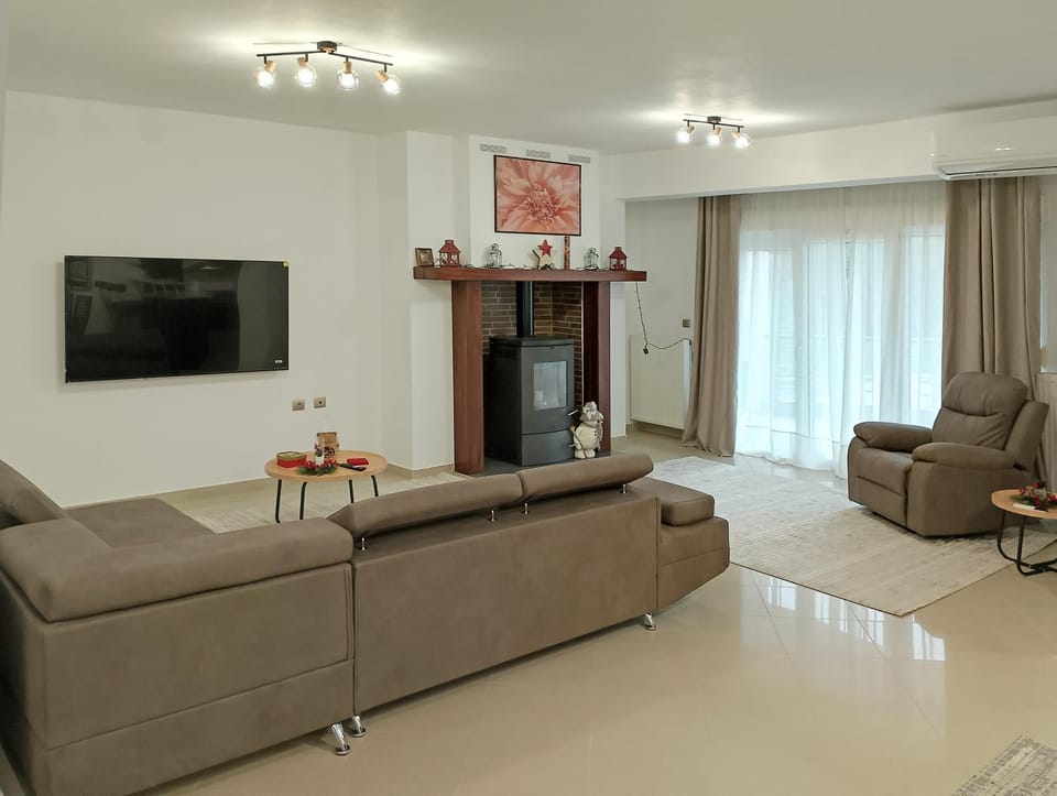 TV and multimedia, Living room, Seating area, Evening entertainment, fireplace