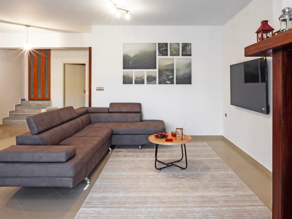 TV and multimedia, Living room, Seating area, Evening entertainment