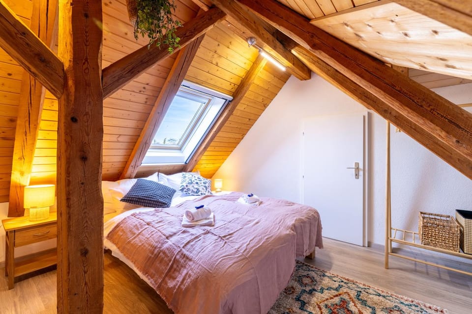 Bed, Bedroom, towels