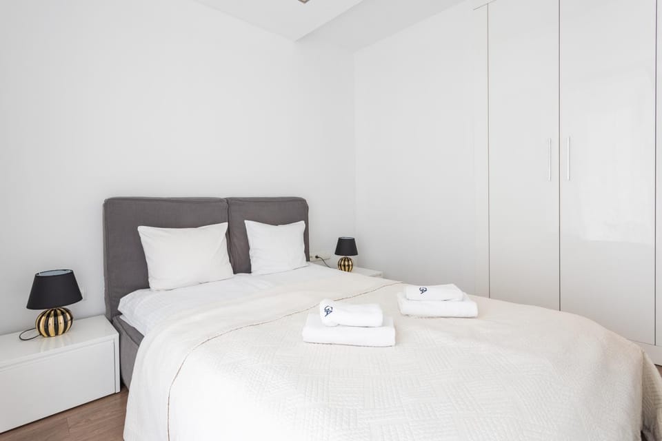 Bed, Photo of the whole room, Bedroom, towels