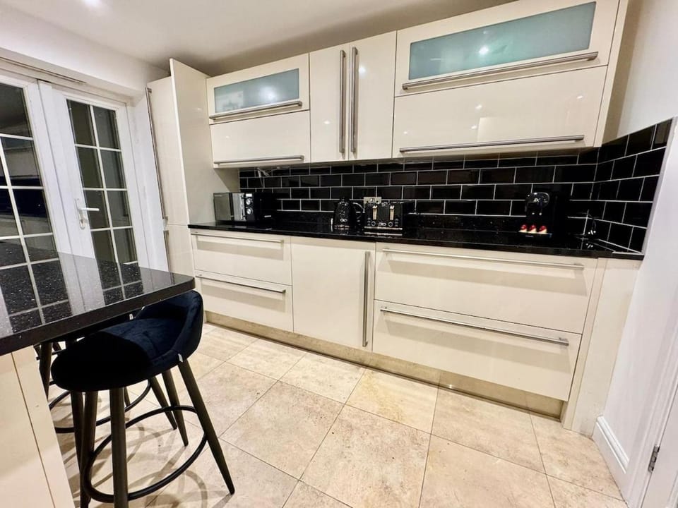Spacious 5-Bed House in Chigwell - Grange Hill House in Ilford