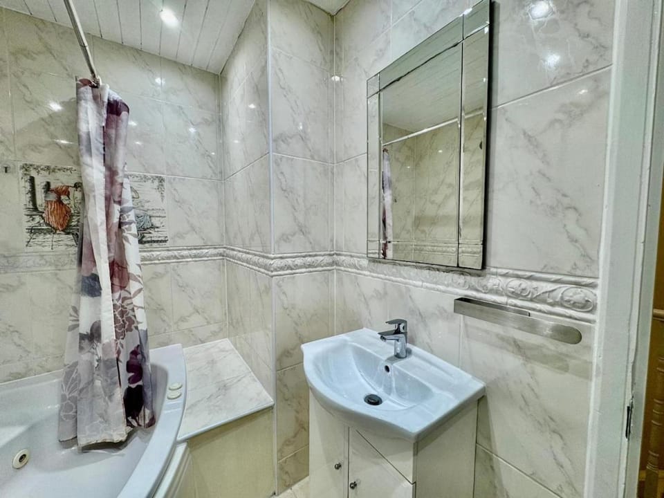 Spacious 5-Bed House in Chigwell - Grange Hill House in Ilford