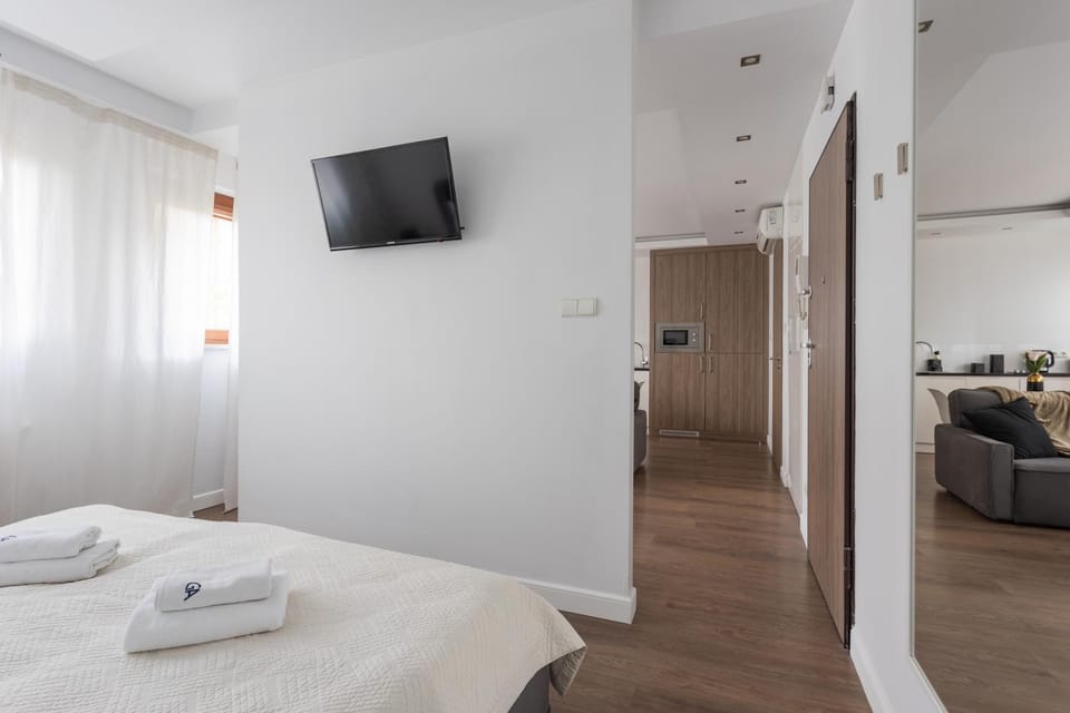 Bed, TV and multimedia, Living room, Photo of the whole room, Seating area, Bedroom, towels