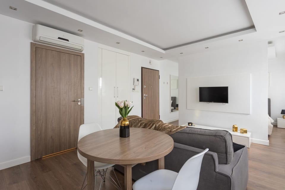 Property building, Communal lounge/ TV room, TV and multimedia, Living room, Seating area, Dining area, Evening entertainment, wardrobe