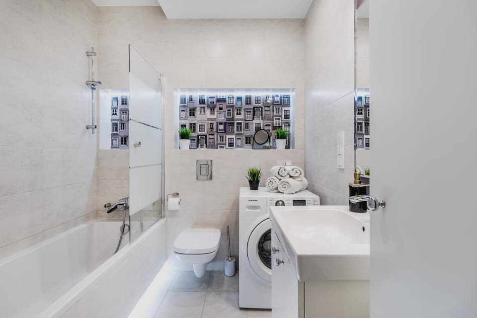 Toilet, Bathroom, Bath, towels, washing machine, dryer