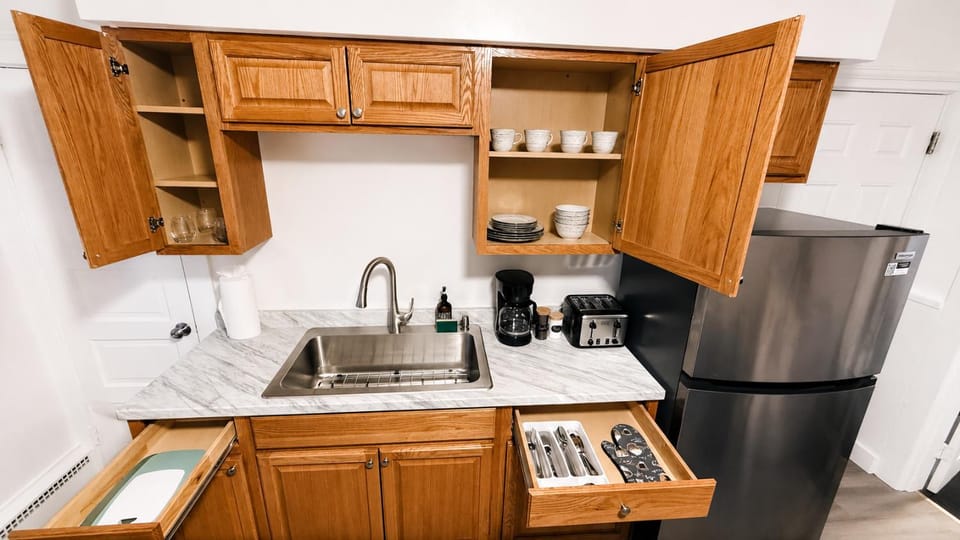 Bachi - Private Room 1 with Parking, Desk & Fast WiFi near Yale, Quinnipiac, SCSU & Hospitals Vacation rental in New Haven