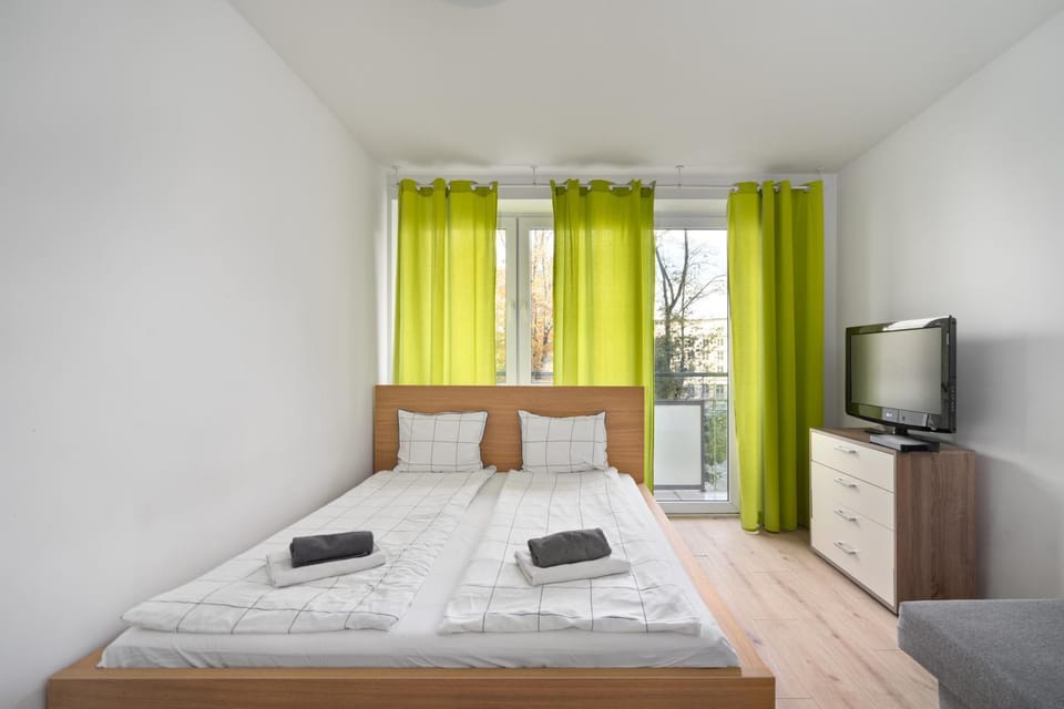Bed, TV and multimedia, Photo of the whole room, Bedroom, towels