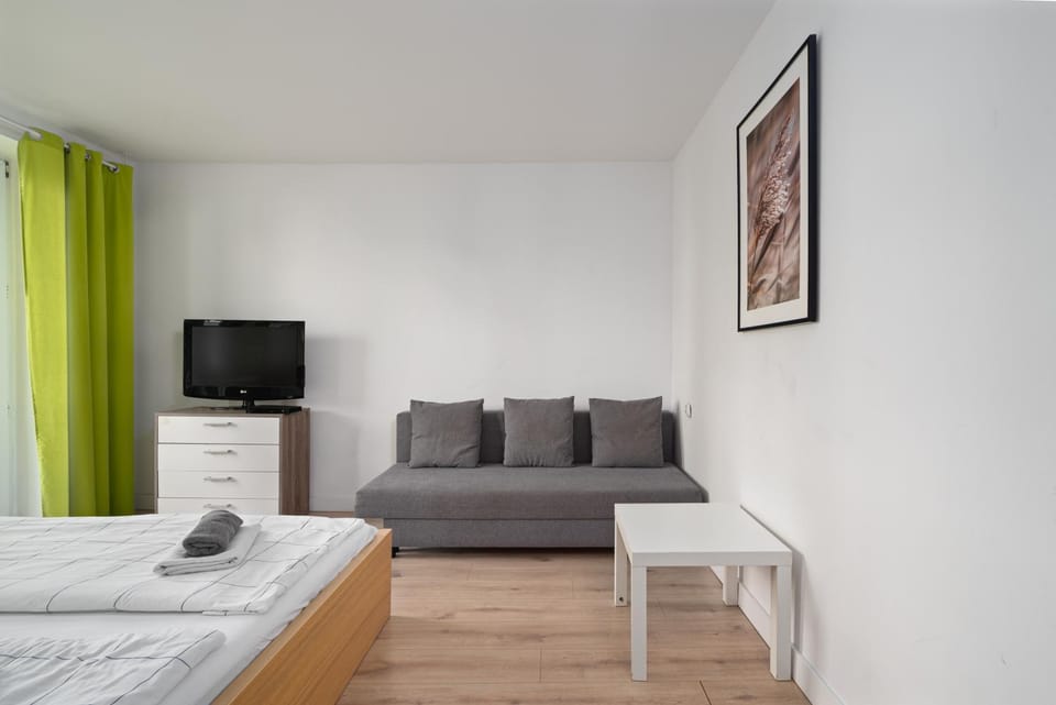 Communal lounge/ TV room, Bed, TV and multimedia, Living room, Photo of the whole room, Seating area, Evening entertainment, Bedroom
