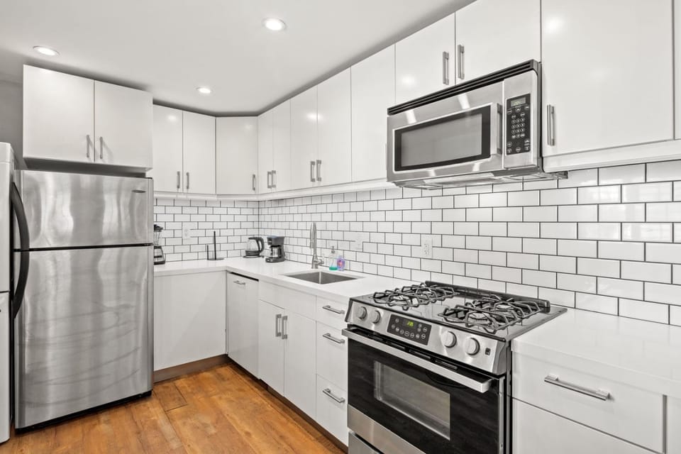 Walk to Venice Beach • Workspace • In-Unit Laundry House in Venice Beach