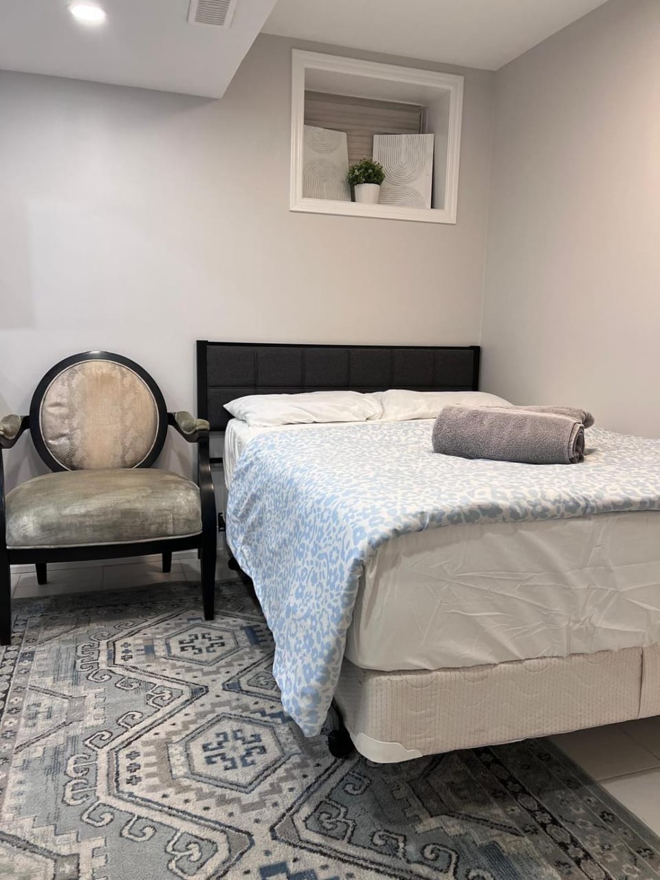 Studio Basement Suite with Double Bed and kitchen, Entrance from Garage Apartment in Burlington
