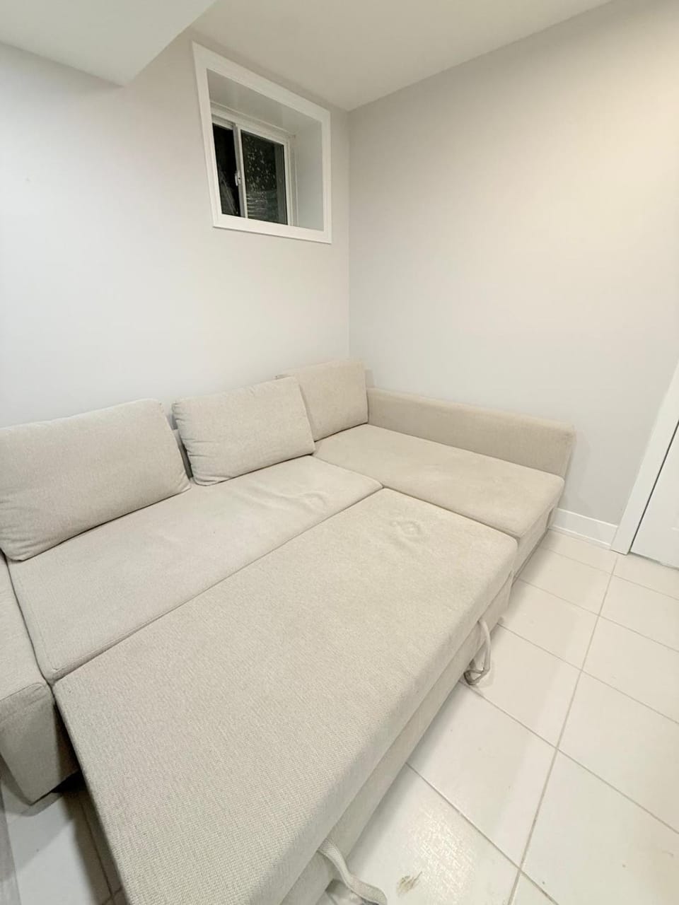 Studio Basement Suite with Sofa Bed and kitchen, Entrance from Garage -Sleeps 2 Apartment in Burlington