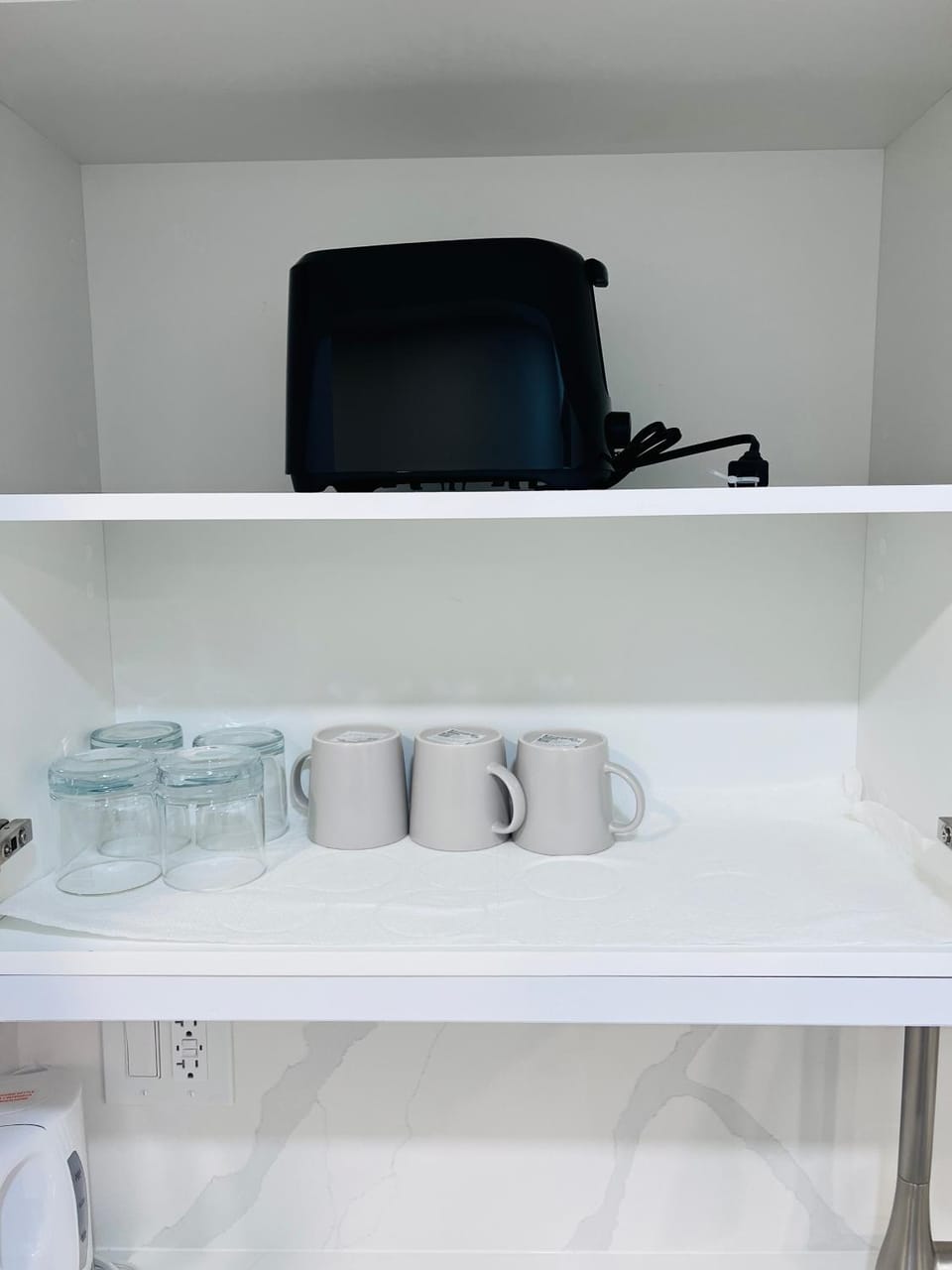 Studio Basement Suite with Sofa Bed and kitchen, Entrance from Garage -Sleeps 2 Apartment in Burlington