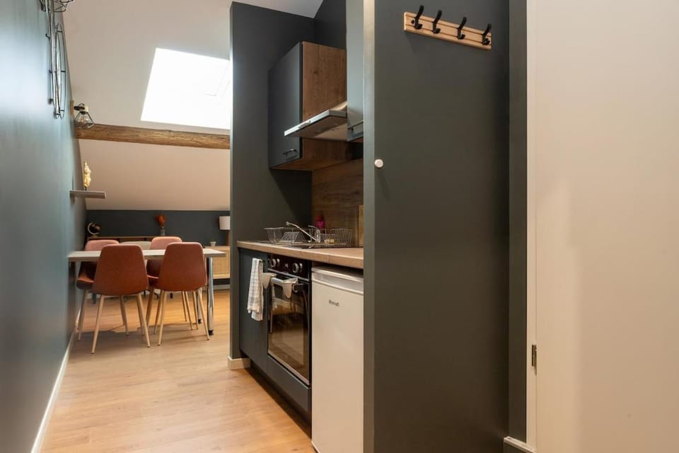Kitchen or kitchenette, Dining area, oven, stove
