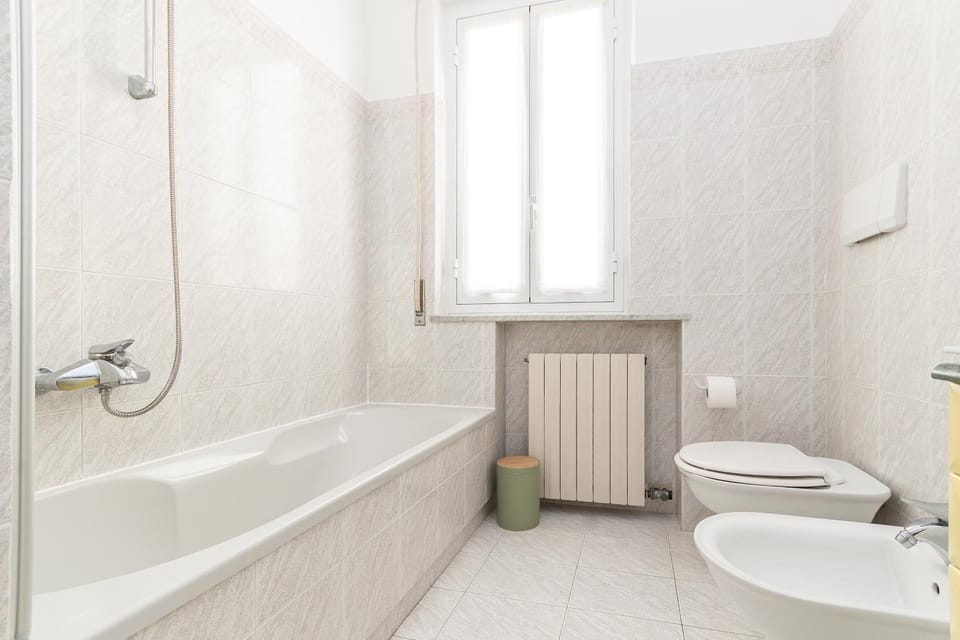 Shower, Toilet, Bathroom, Bath, bidet, towels