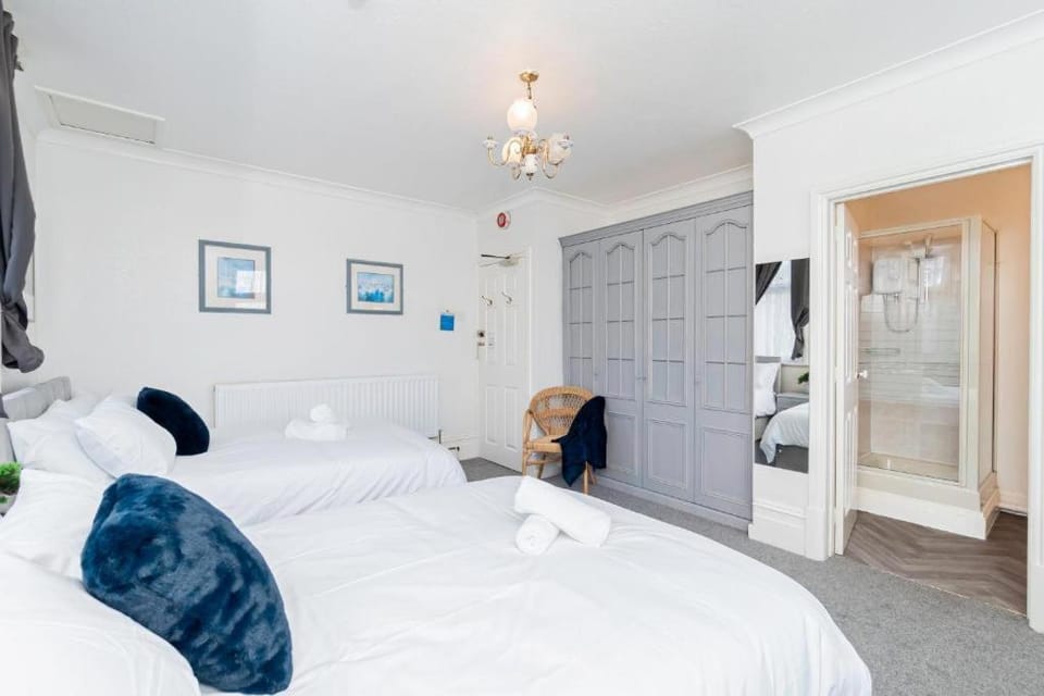 Bed, TV and multimedia, towels, wardrobe